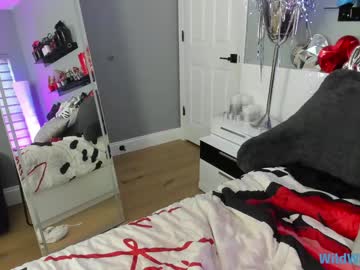 wildwifebarbie's chat room