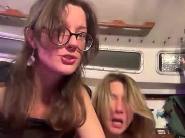 2girls1boat's chat room