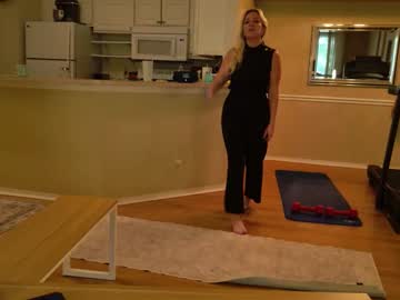 summerishotter's chat room