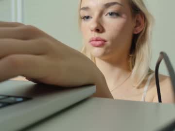 ellalowe's chat room