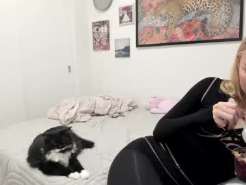 ariah_is_blonde's chat room