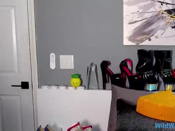 wildwifebarbie's chat room