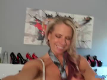 wildwifebarbie's chat room