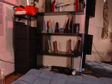 strawberryyfoxie's chat room