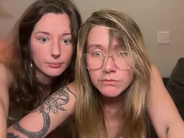 2girls1boat's chat room