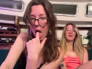 2girls1boat's chat room