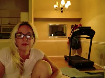 summerishotter's chat room