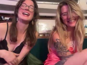 2girls1boat's chat room
