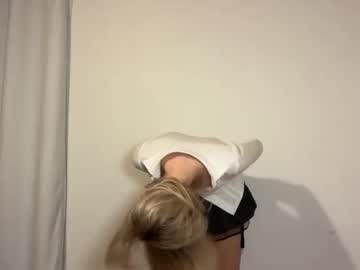 ellalowe's chat room