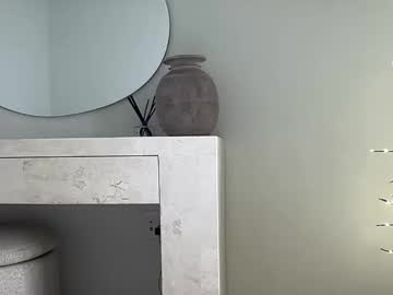 poutyselena's chat room