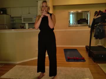 summerishotter's chat room