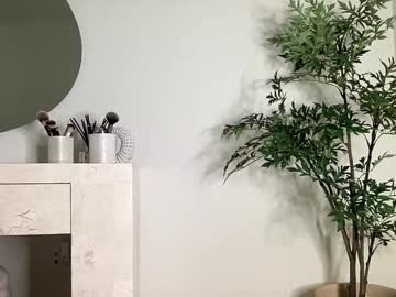 poutyselena's chat room