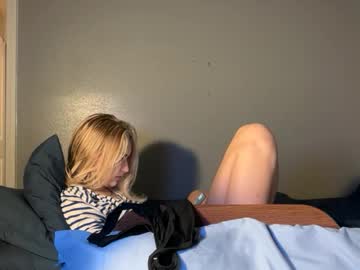 ellalowe's chat room