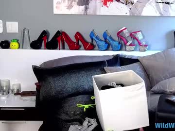 wildwifebarbie's chat room