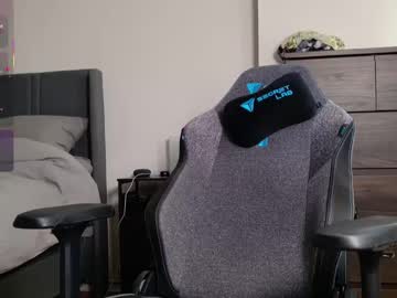 strawberryyfoxie's chat room