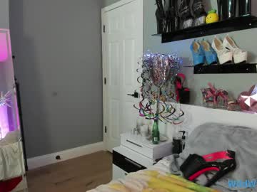 wildwifebarbie's chat room