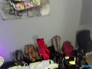 wildwifebarbie's chat room