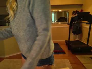 summerishotter's chat room