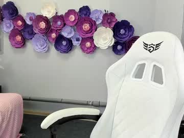 tiny_girl_18's chat room