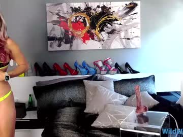 wildwifebarbie's chat room