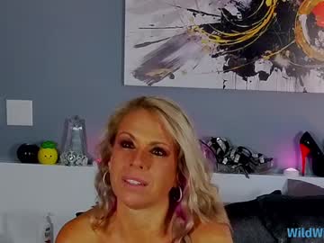 wildwifebarbie's chat room