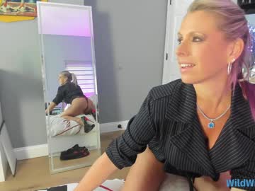 wildwifebarbie's chat room