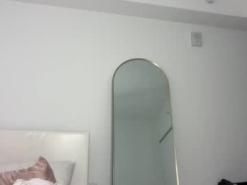 elenahere4u's chat room