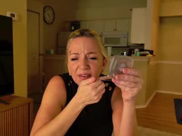 summerishotter's chat room