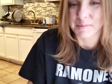 tinywithtiddies's chat room