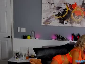 wildwifebarbie's chat room