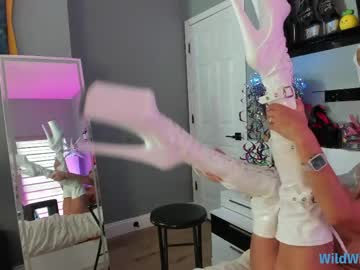 wildwifebarbie's chat room