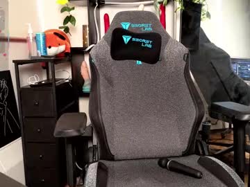 strawberryyfoxie's chat room