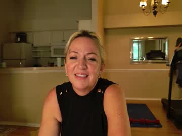 summerishotter's chat room