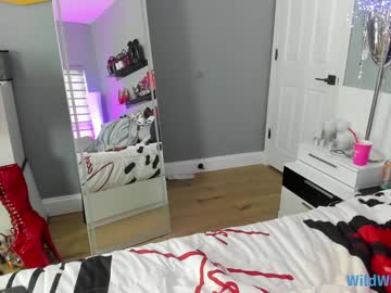 wildwifebarbie's chat room