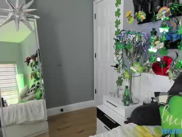 wildwifebarbie's chat room