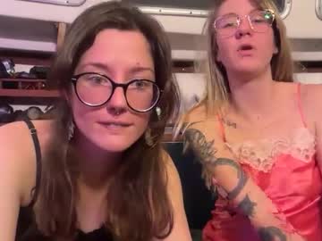 2girls1boat's chat room