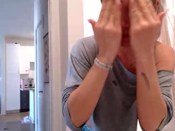 lilyyymonroee's chat room