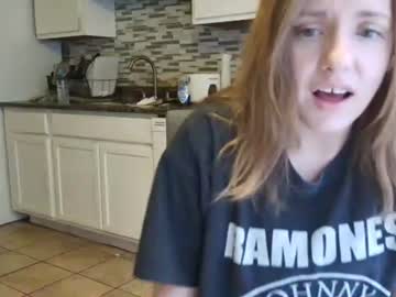 tinywithtiddies's chat room