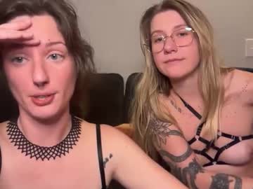 2girls1boat's chat room