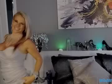 wildwifebarbie's chat room