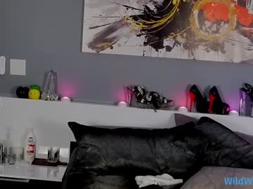 wildwifebarbie's chat room