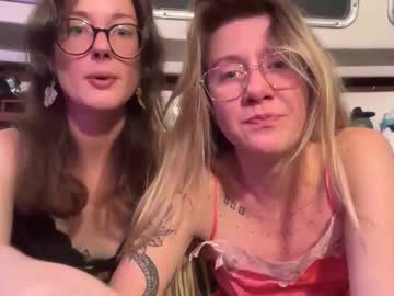 2girls1boat's chat room