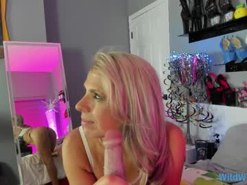wildwifebarbie's chat room
