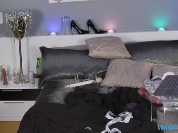 wildwifebarbie's chat room