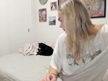 ariah_is_blonde's chat room