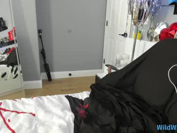 wildwifebarbie's chat room