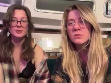 2girls1boat's chat room