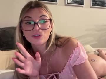 therosiecheeks's chat room