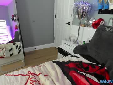 wildwifebarbie's chat room