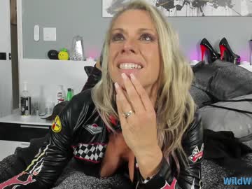 wildwifebarbie's chat room